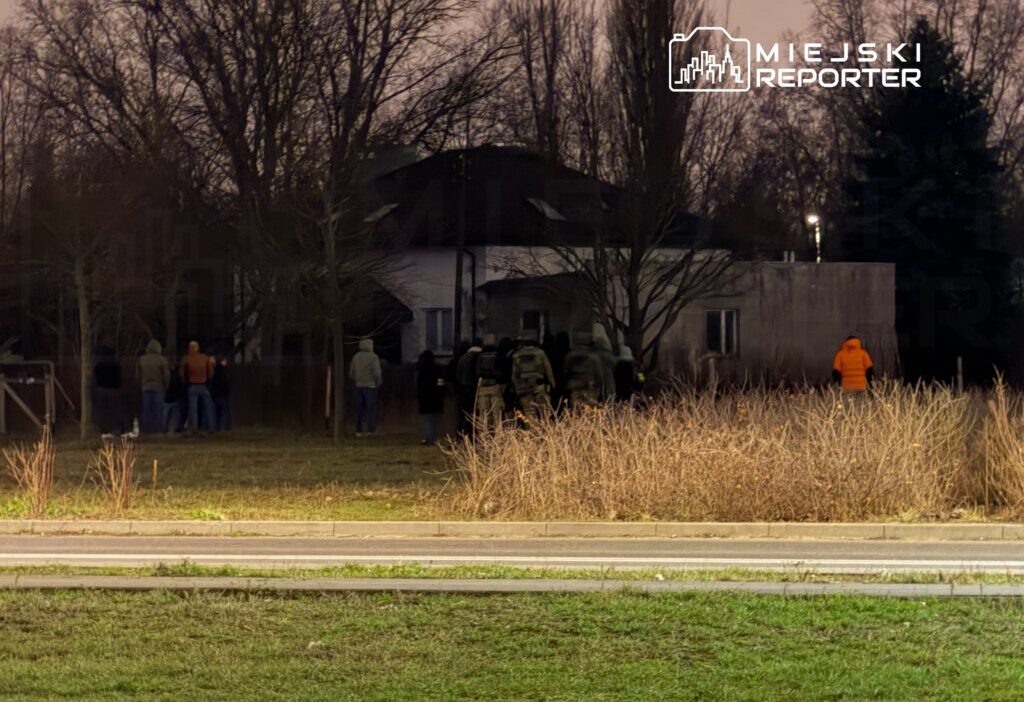 Dokuz yasindaki cocugu kaciran adamla zorlu pazarliklar suruyor saldirganin elinde keskin bir alet var 31589