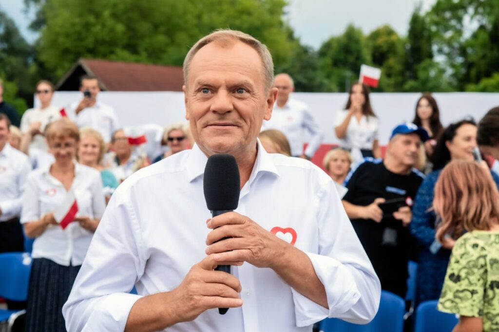 donald tusk in girisi interneti fethetti on milyonlarca kez izlendi 28258
