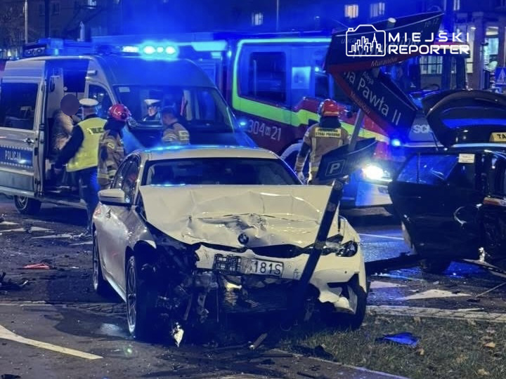 Donus yapmakta olan toyota marka bir arac bmw marka bir aracla carpisti bir kisi hastanede 27198