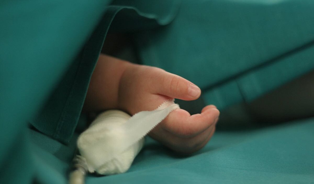 Dort aylik bir bebegin durumu agir oldugu icin hastaneye kaldirildi ebeveynler gecici olarak tutuklandi 31941