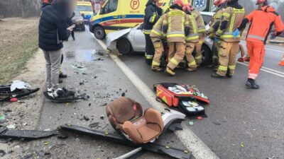 Dw631 de iki arac carpisti alti kisi hastaneye kaldirildi yaralilar arasinda uc cocuk da var 32551