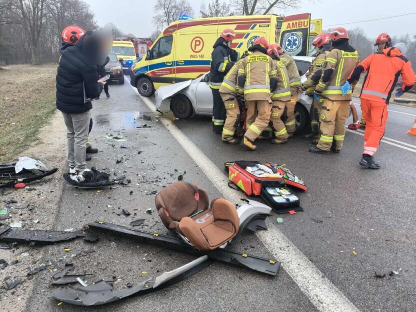 Dw631 de iki arac carpisti alti kisi hastaneye kaldirildi yaralilar arasinda uc cocuk da var 32551