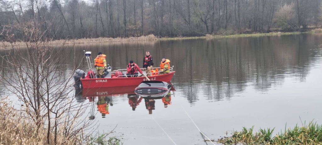 Elektrikli bir mercedes nehre dustu wopr ve itfaiye is basinda 31726