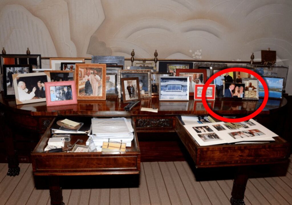 epstein in belgeleri ortaya cikti ve ertesi gun bazilari kaldirildi digerlerinin yani sira bu fotograf da ortadan kayboldu 31530