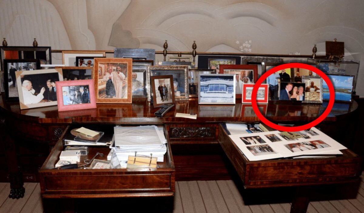 Epstein in belgeleri ortaya cikti ve ertesi gun bazilari kaldirildi digerlerinin yani sira bu fotograf da ortadan kayboldu 31530