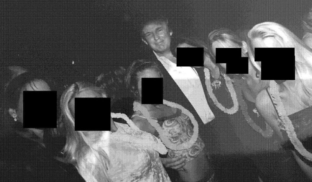 Epstein in dosyasindaki fotograflari ortaya cikardilar ve uzerlerinde trump a benzeyen prezervatif ambalajlari 29574