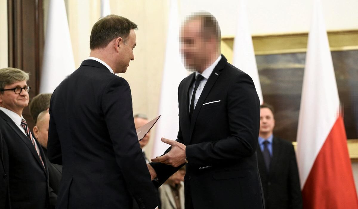 Eski bakan yardimcisi ve duda nin danismani icin suclamalar arka planda bir milyon zlotiden fazla para var 27592