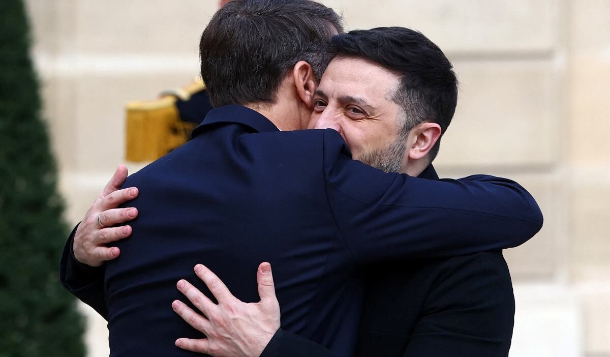 Fransa da macron zelenski gorusmesi arka planda amerikan is dunyasinin sunagi ve witkoff un rusya ziyareti 26875