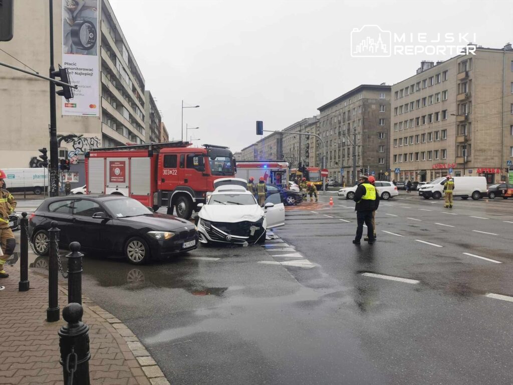 gr jecka caddesi nde carpisma sola donus iki aracin carpismasiyla sonuclandi 28654