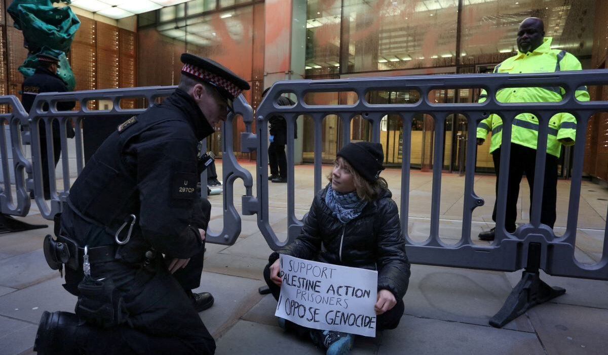 Greta thunberg londra da gozaltina alindi terorle mucadele yasasi kapsamindaki suclamalar 32067