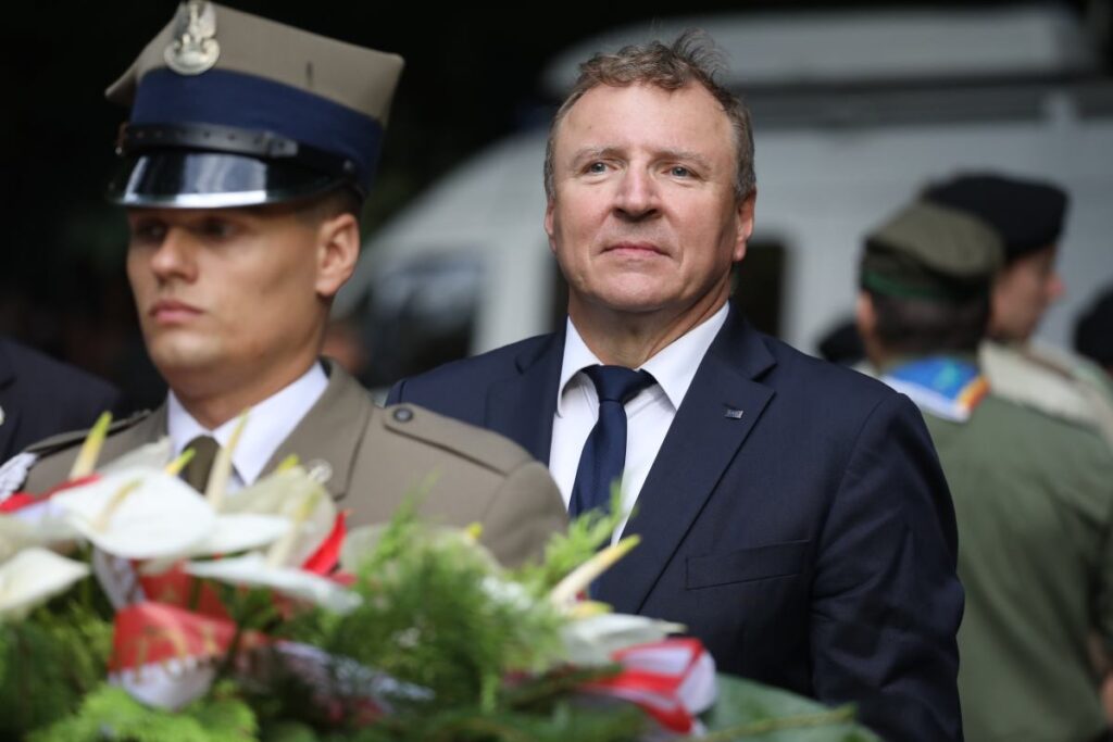 hukuk ve adalet partisi nde kurski den gina geldi onu partiden ihrac etmek icin imza toplanmaya baslandi 30945