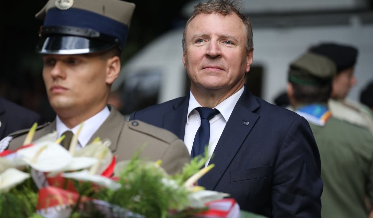 Hukuk ve adalet partisi nde kurski den gina geldi onu partiden ihrac etmek icin imza toplanmaya baslandi 30945