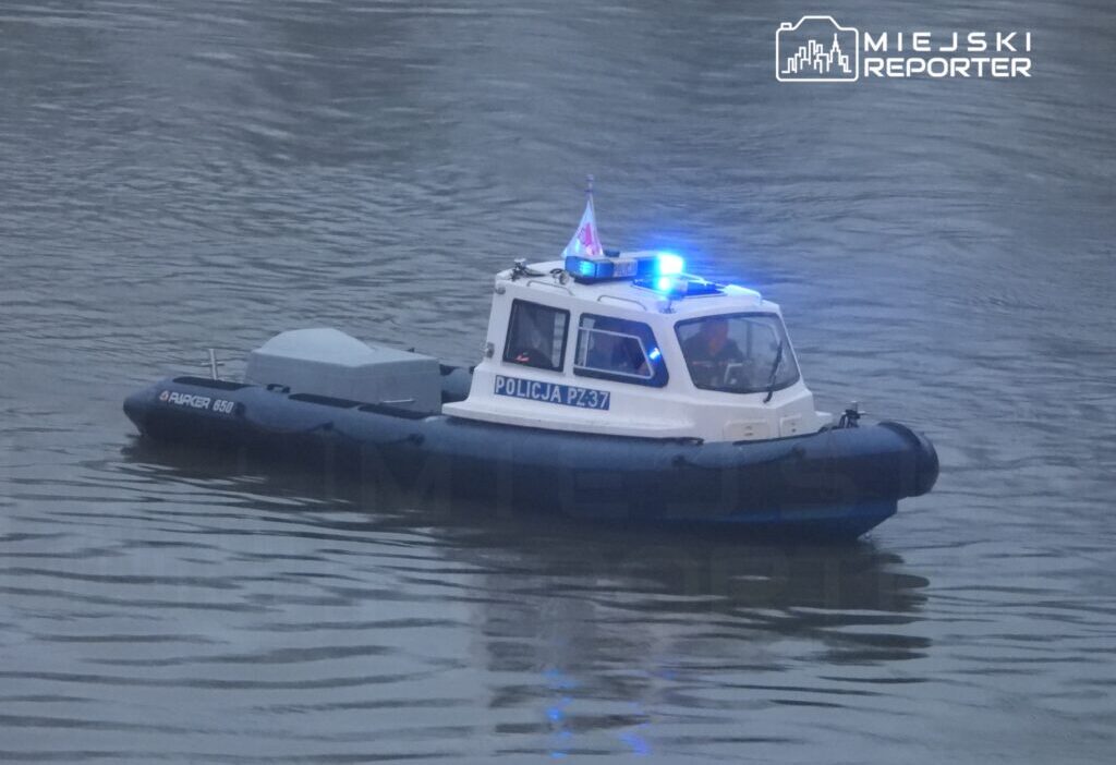 İç denizciler günü sırasında bir mavnada yaşanan trajedi. "bossman" denize ve vistula nehri'ne düştü. Arama çalışmaları devam ediyor. 1 I c denizciler gunu sirasinda bir mavnada yasanan trajedi bossman denize ve vistula nehri ne dustu arama calismalari devam ediyor 29446