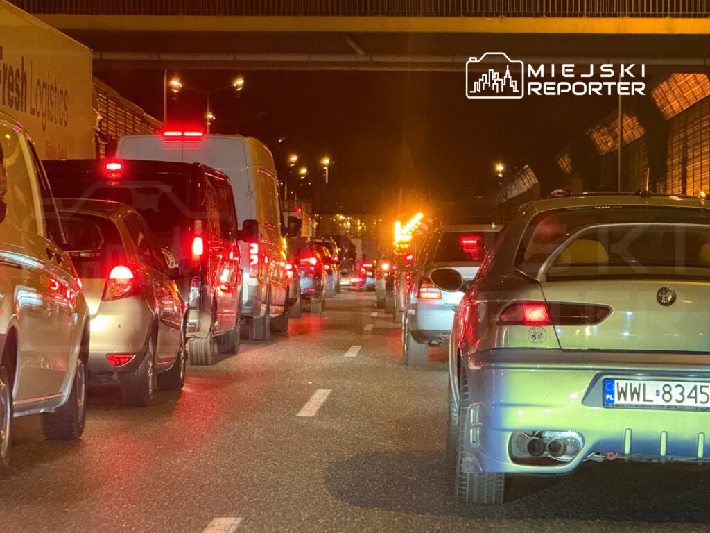 i spanyol taraftarlar s8 guzergahinda saldiriya ugradi otobuslerin onunu kestiler maskeli ve silahli bir sekilde ormandan ciktilar 10 kisi yaralandi 29195