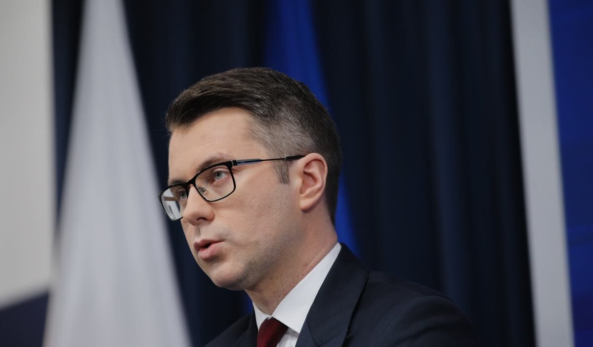 Jacek kurski hukuk ve adalet partisi nin atesi altinda piotr muller ona daha fazla ilgi gostermek istemiyorum 31663