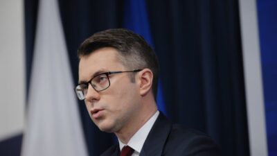 Jacek kurski hukuk ve adalet partisi nin atesi altinda piotr muller ona daha fazla ilgi gostermek istemiyorum 31663