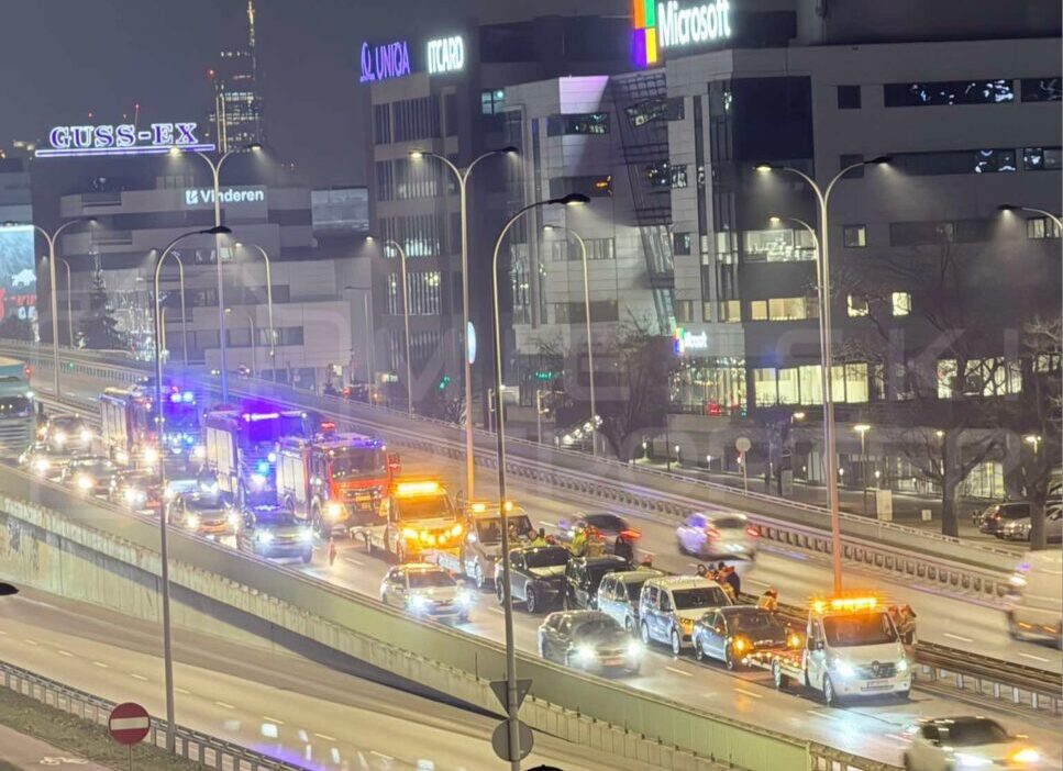 Jerozolimskie caddesi nde araba kazasi i tfaiye olay yerinde calisiyor 30421
