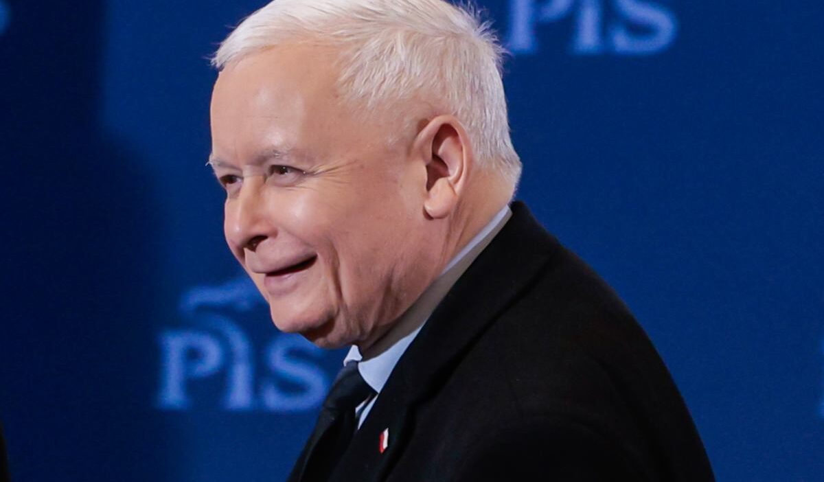 Kaczynski fiyat etiketinin uzerine tusk in elden gecirilmis bir fotografini ekliyor yesil bir yuzu var 31506