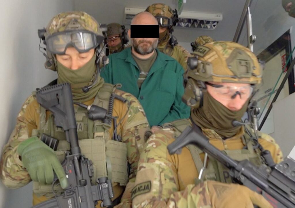 kadinlari asagilamakla dolu adrian w mahkemeye cikacak 27917