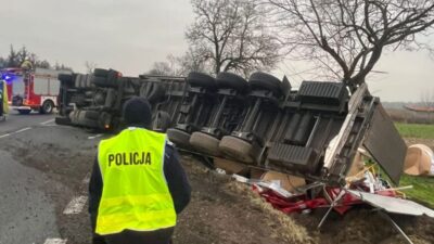 Kamyonun surucusu kontrolu kaybetti arac yan yatarak devrildi 27283