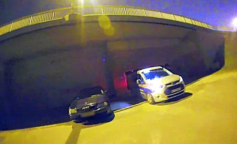 Karanlikta ehliyetsiz arac kullanmis 30430