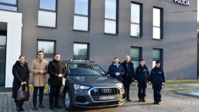 Karczew polisi yeni bir plakasiz polis aracina kavustu sahada calismaya basladi bile 28897