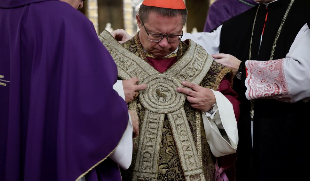 Kardinal ry krakow un yeni metropoliti oldu politikacilar wawel tepesi ndeki torenlere katildi 31345