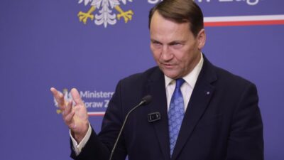 Kirli bir limuzin yüzünden kavga çıktı. Sikorski kendi tarzında yorumlar yapıyor. Przydacz'dan bir tepki var 2 Kirli bir limuzin yuzunden kavga cikti sikorski kendi tarzinda yorumlar yapiyor przydacz dan bir tepki var 29481