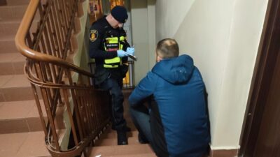 Korumalar aranan adami polise teslim etti 31302