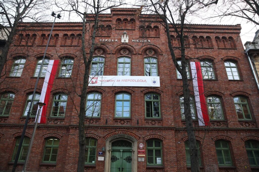 krakow da skandal okul muduru bir ogrenciye ders sirasinda sacini kesmesini emretti yeni bir duyuru var 31407