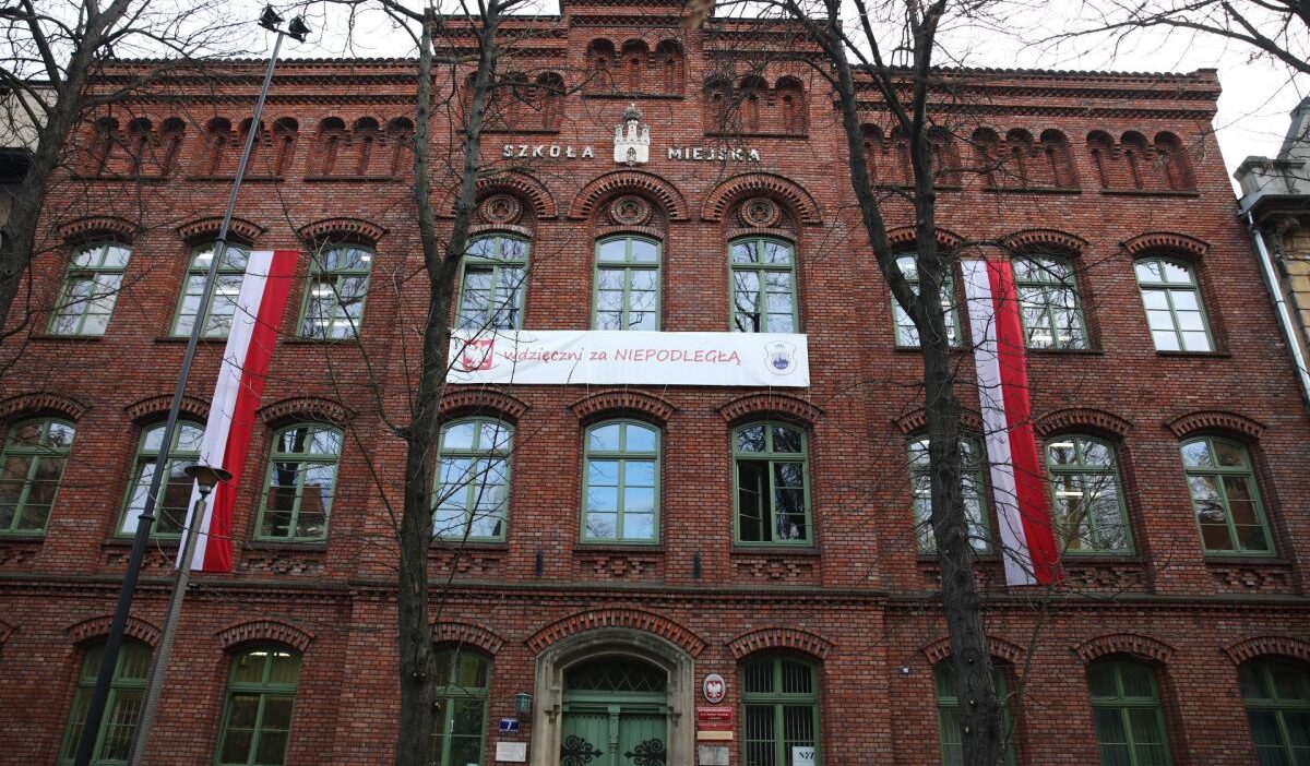 Krakow da skandal okul muduru bir ogrenciye ders sirasinda sacini kesmesini emretti yeni bir duyuru var 31407