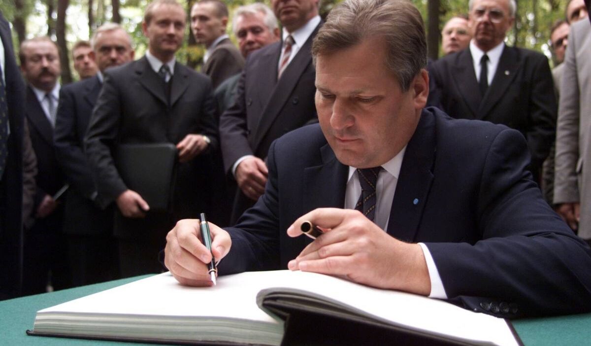 Kwasniewski 26 yil onceki ziyaret hakkinda bir kez daha ozur dilerim 27035