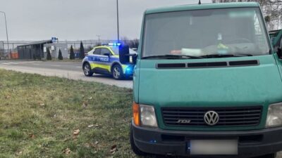 Lębork. Kocasıyla birlikte bir minibüs kullanıyordu. Bir virajda kadın araçtan düştü 2 L bork kocasiyla birlikte bir minibus kullaniyordu bir virajda kadin aractan dustu 27905