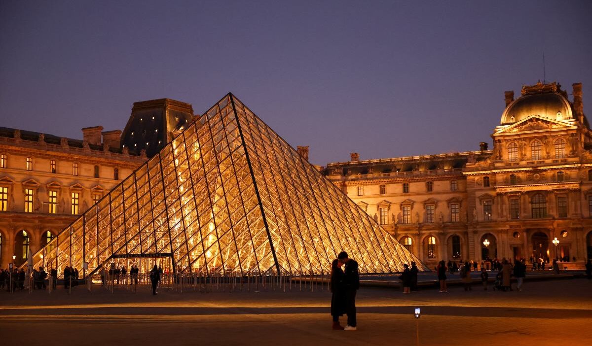 Louvre da bir baska olay yuzlerce eser zarar gordu 28303