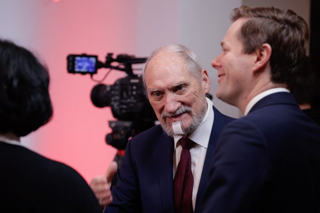 macierewicz e karsi iddianame hukuk ve adalet politikacisi putin in savunmasina karsilik verdi 30658
