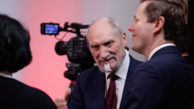 Macierewicz e karsi iddianame hukuk ve adalet politikacisi putin in savunmasina karsilik verdi 30658