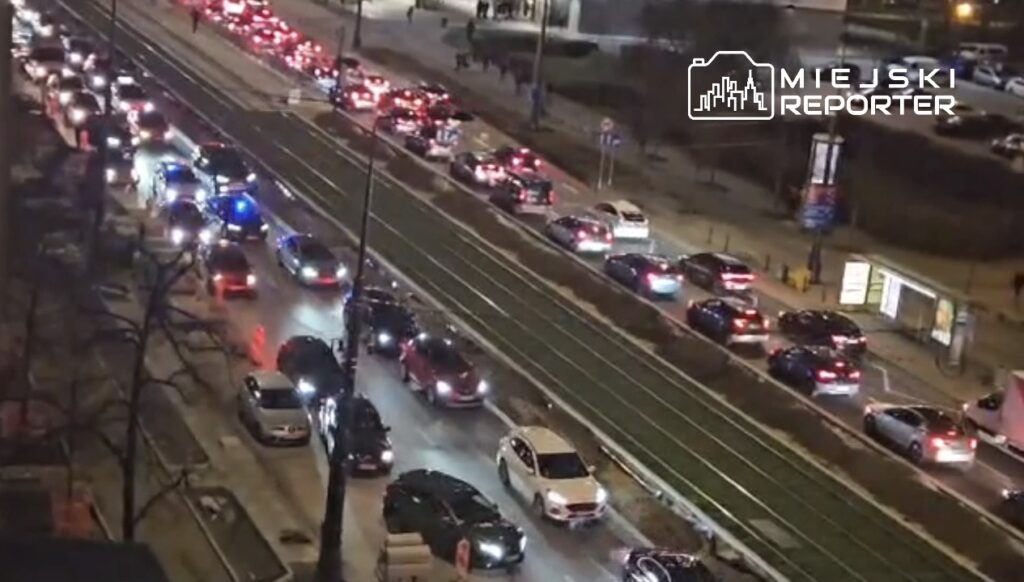 Marszałkowska caddesi'nde yeni yol. Trafik sıkışıklığında ayrıcalıklı hizmetlerin günlük savaşı 1 Marsza kowska caddesi nde yeni yol trafik sikisikliginda ayricalikli hizmetlerin gunluk savasi 27759