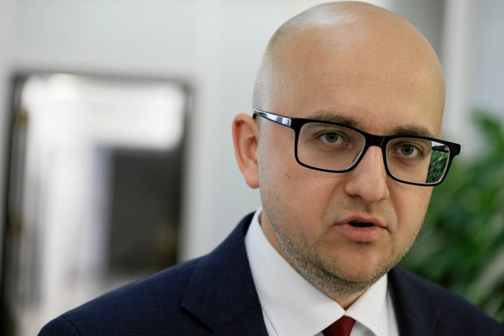 matecki nin bir durusmasi vardi mahkeme yerine bir bari ve televizyonu ziyaret etti bir olay meydana geldi 27130