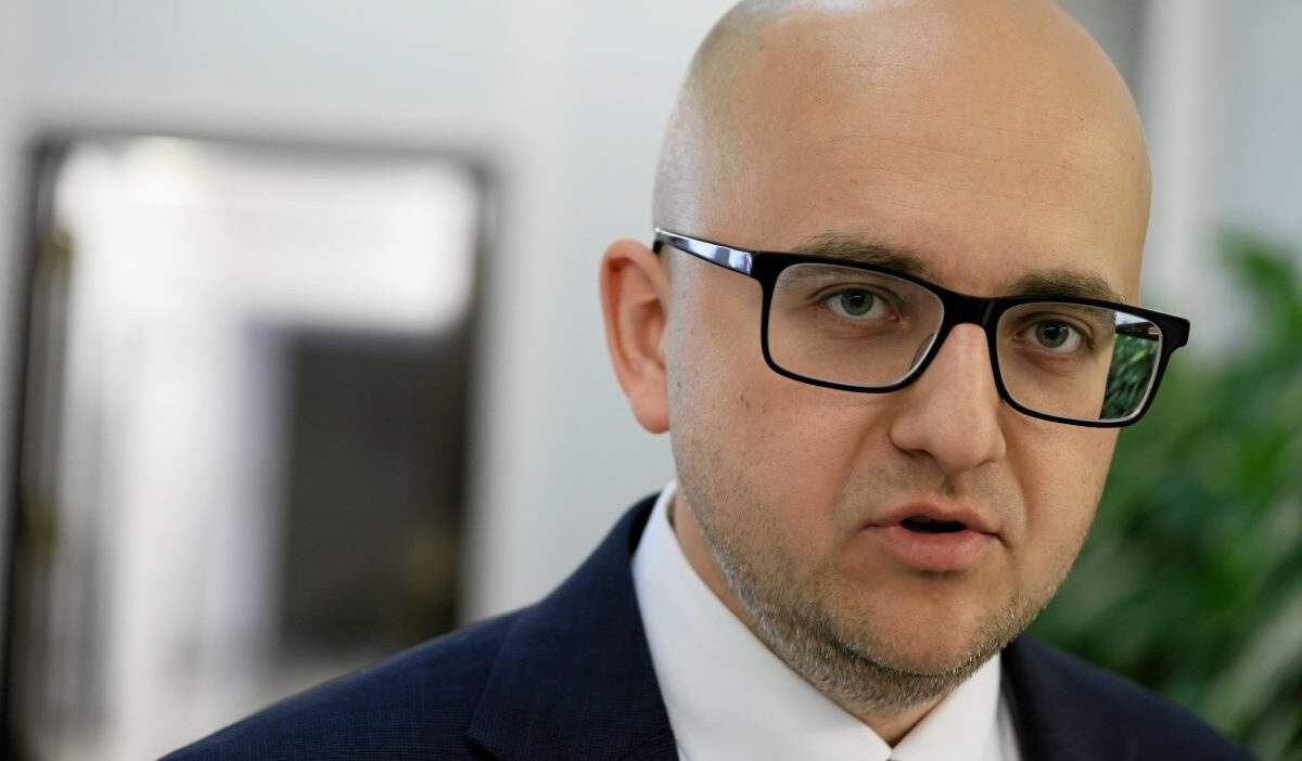 Matecki nin bir durusmasi vardi mahkeme yerine bir bari ve televizyonu ziyaret etti bir olay meydana geldi 27130