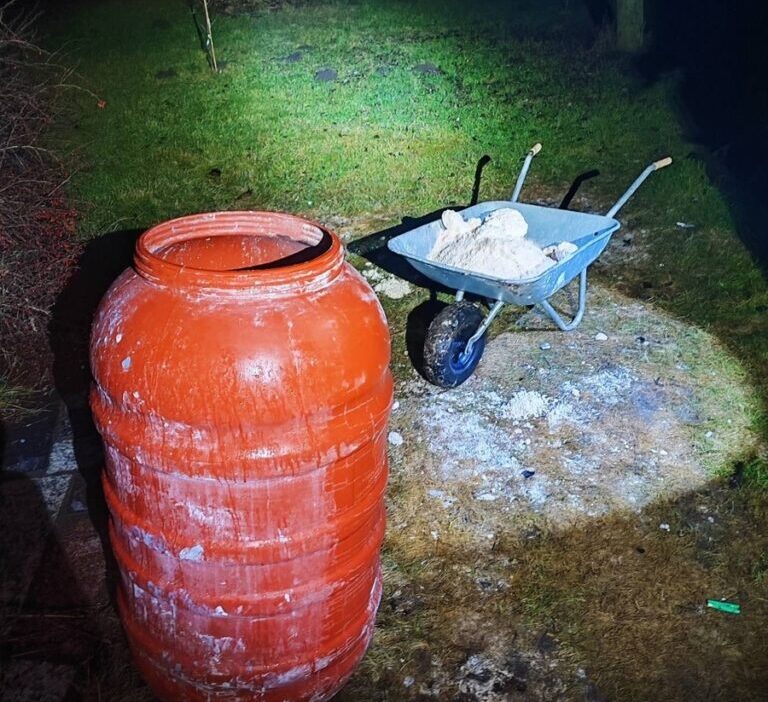 Mazovia da yasadisi amfetamin fabrikasi cokertildi uyusturucular bir el arabasiyla tasiniyordu 30329