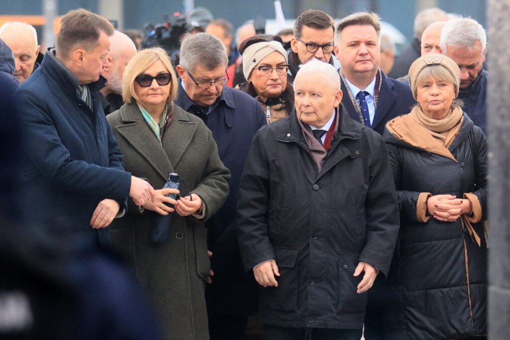 medya acil hukuk ve adalet toplantisi yakinda ortam cok gergin kaczynski kendini kaybetti 28975