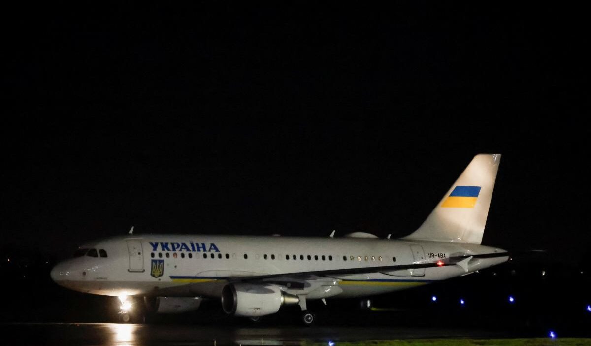 Medya zelensky nin ucaginin yakininda tanimlanamayan dronlar hibrit saldiri 27802