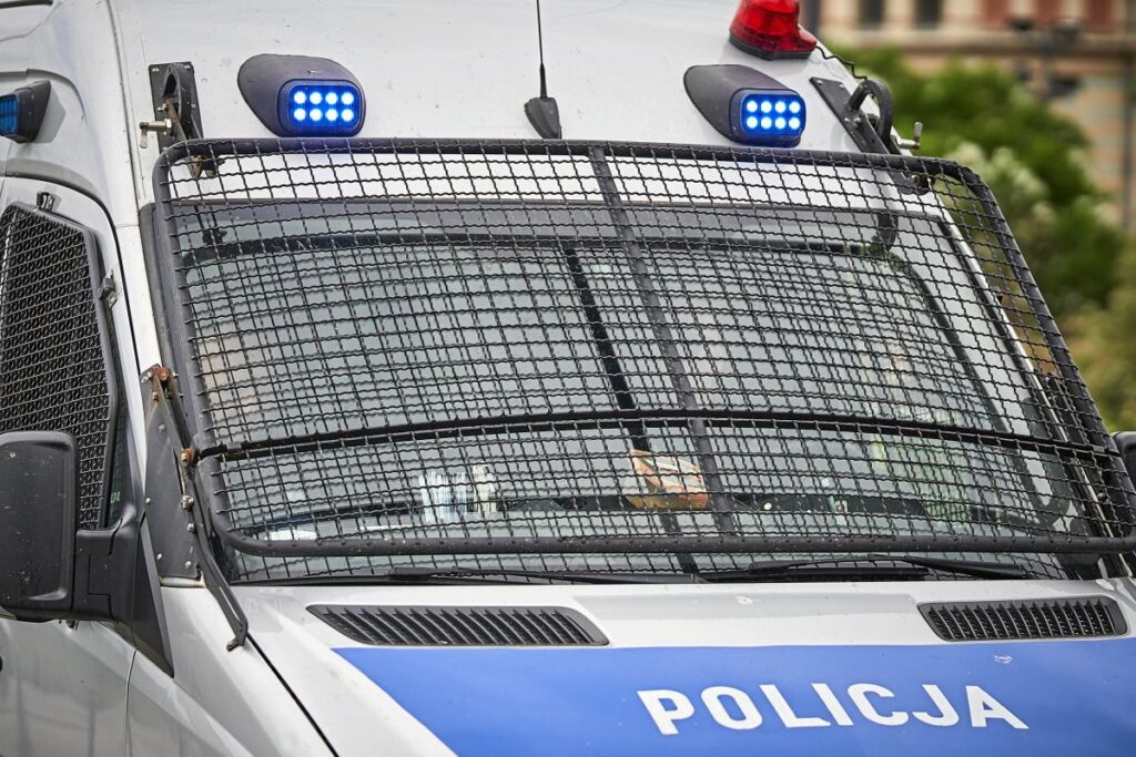 my lenice de bir polis memuru bicakli bir kisiyi olumcul sekilde vurdu gazeteciler 23 yasindaki gencin ailesine ulasti 29697
