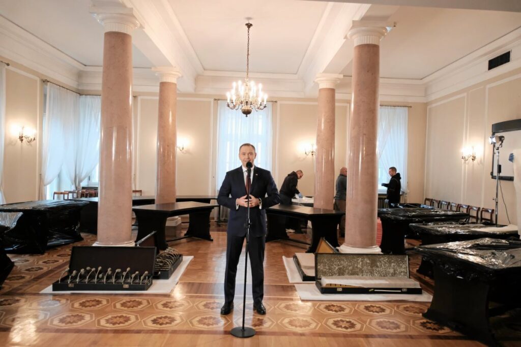 nawrocki saray daki yuvarlak masa dan kurtulur tusk in nereye gitmesi gerektigine dair bir fikri var 30913