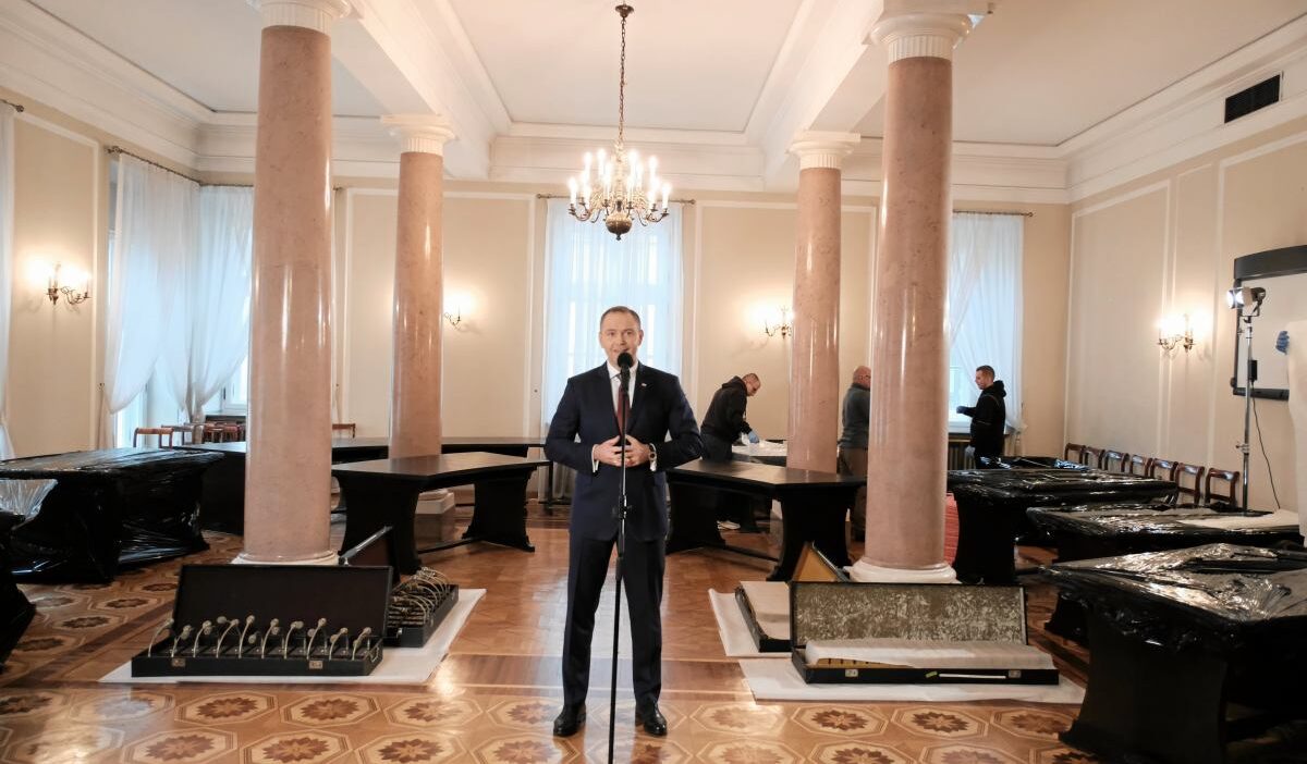 Nawrocki saray daki yuvarlak masa dan kurtulur tusk in nereye gitmesi gerektigine dair bir fikri var 30913