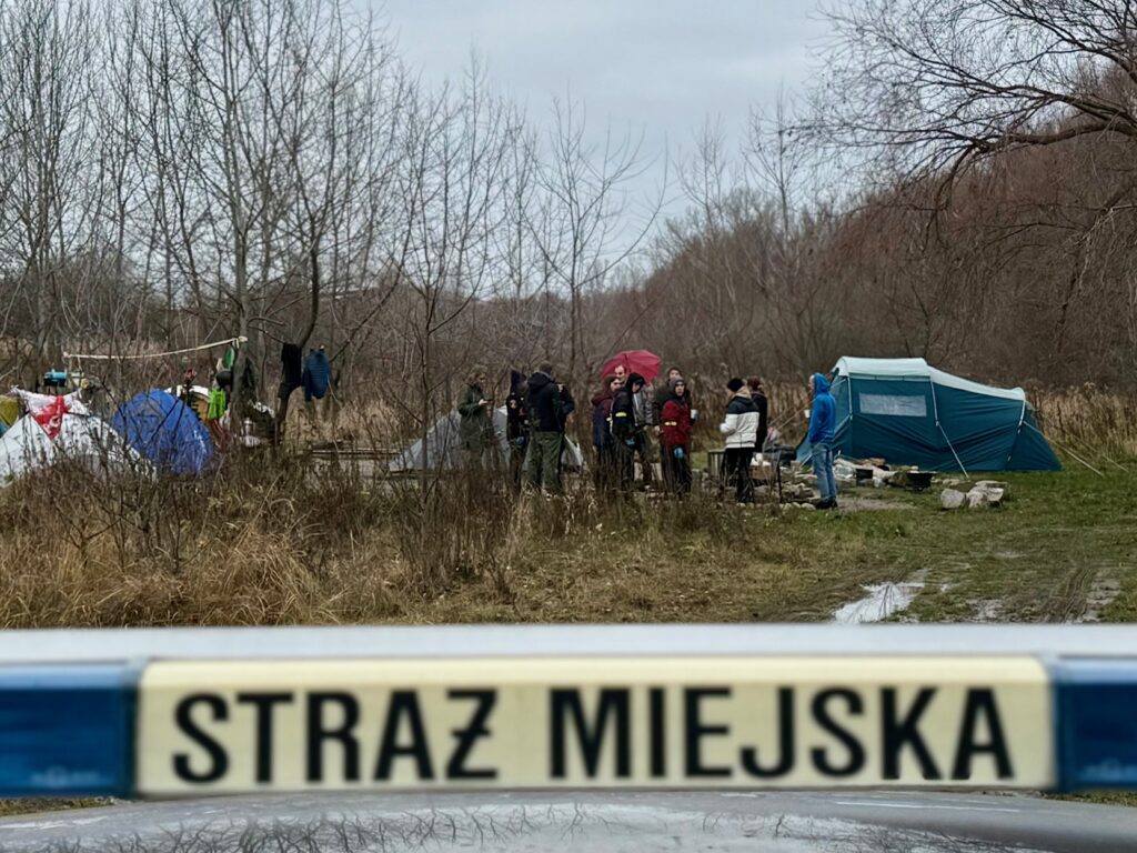 noel oncesi okul cocuklari evsizlik krizindeki insanlari ziyaret ediyor 32159