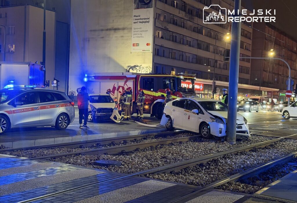 Ochota'da çarpışma. Çarpışmanın ardından araç bir direğe çarptı ve tramvay yolunu kapattı 1 Ochota da carpisma carpismanin ardindan arac bir direge carpti ve tramvay yolunu kapatti 30967