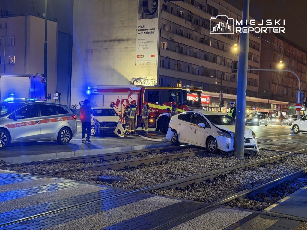 ochota da carpisma carpismanin ardindan arac bir direge carpti ve tramvay yolunu kapatti 30967