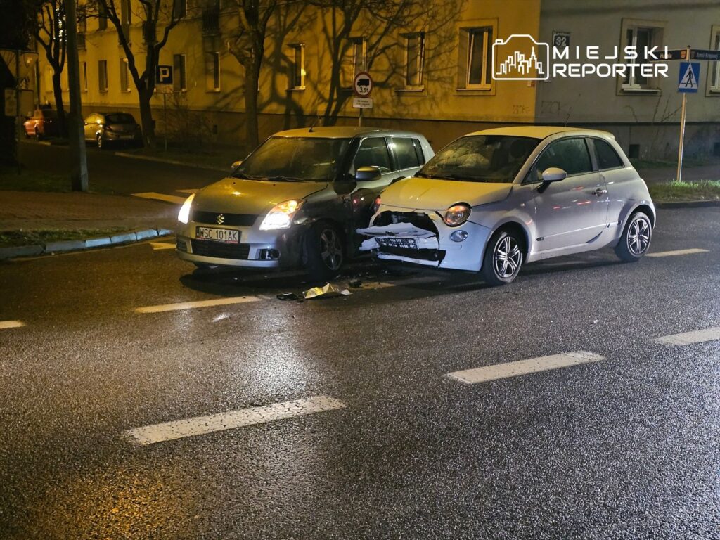 ogleden sonra trafigin yogun oldugu saatlerde iki arac carpisti polis olayla ilgili aciklama yapti 31243