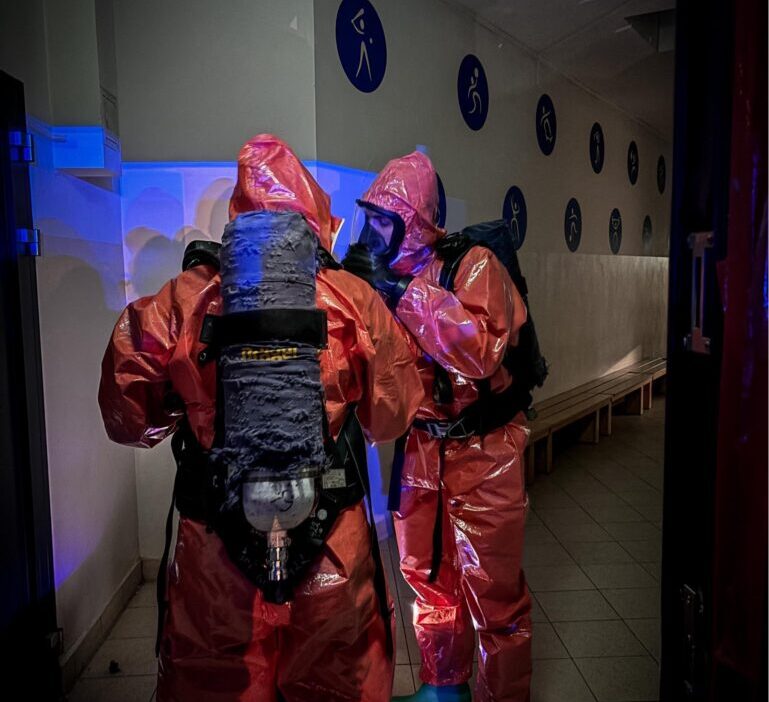 Ogrenciler bayildi ve nefes darligindan sikayet etti okuldan 500 den fazla kisi tahliye edilmistir kimyasal itfaiye birimleri is basinda 29279